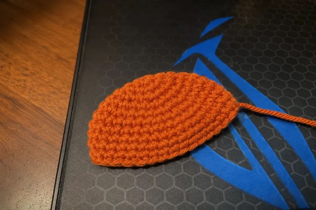 Gehäkelte Perücke in Rotorange für eine Amigurumi-Puppe