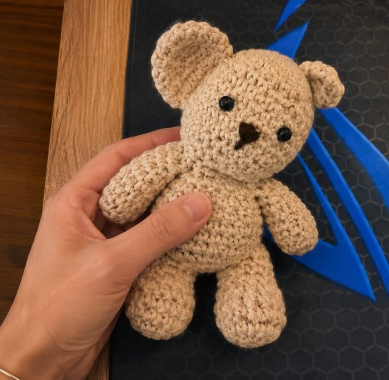Erstes selbst gehäkeltes Amigurumi: hellbrauner Teddybär in der Hand
